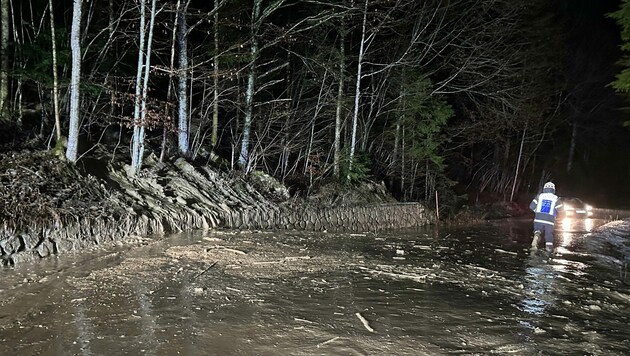 Die Schlammlawine ging auf die Aschauer Straße in Kramsach ab. Eine Sperre war die Folge. (Bild: zoom.tirol)