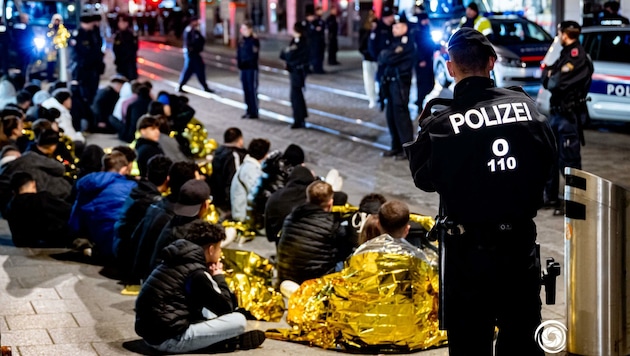 Jugendliche zogen randalierend durch die Linzer Innenstadt, wurden von der Polizei gestoppt (Bild: Kerschbaummayr Werner)