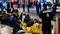 Jugendliche zogen randalierend durch die Linzer Innenstadt, wurden von der Polizei gestoppt (Bild: Kerschbaummayr Werner)