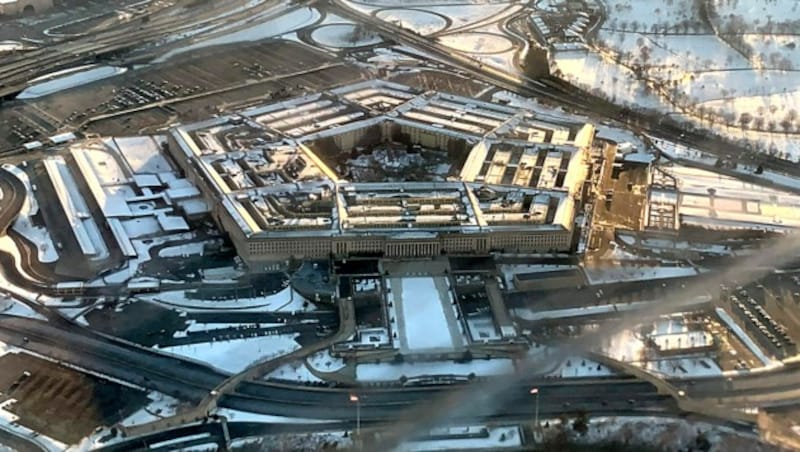 Das Pentagon beobachtet seit Tagen den chinesischen Spionageballon. Die Option eines Abschusses kommt nach offizieller Darstellung derzeit aus Sicherheitsgründen nicht infrage. (Bild: APA/AFP/Eva HAMBACH)