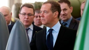 Ex-Präsident Dmitri Medwedew: Je mehr Waffen der Westen an die Ukraine liefert, desto mehr Vergeltungsschläge wird es geben. (Bild: AP)