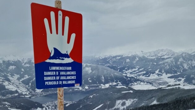Die Wiener Wintersportler fuhren auf der Schmitten gleich an drei Lawinenwarnschildern vorbei und in den Hang unterhalb Bergstation ein. (Bild: zVg)