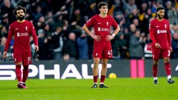 Die Liverpool-Stars Mohamad Salah (li.), Stefan Bajcetic und Joe Gomez sind nach der Niederlage ratlos. (Bild: Associated Press)