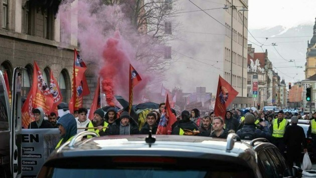 Der Protestmarsch in der Salurner Straße (Bild: zeitungsfoto.at)