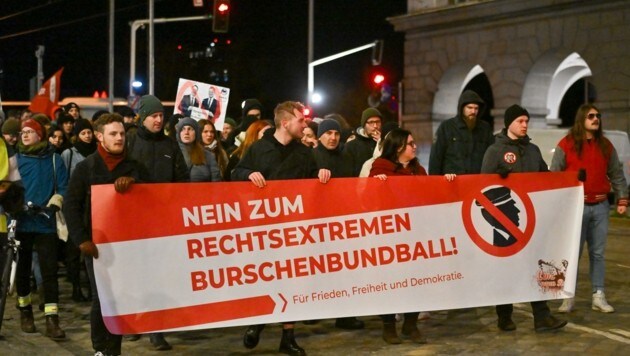 Der Marsch ging vom AEC über die Nibelungenbrücke auf den Hauptplatz und dann weiter zum Martin-Luther-Platz. (Bild: Dostal Harald)