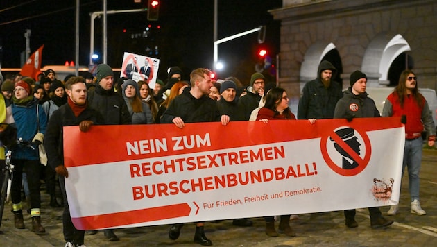 Der Marsch ging vom AEC über die Nibelungenbrücke auf den Hauptplatz und dann weiter zum Martin-Luther-Platz. (Bild: Dostal Harald)