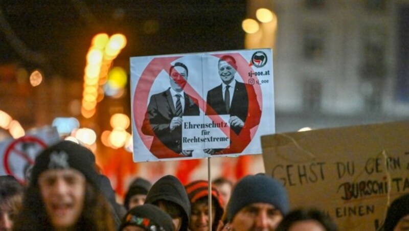 Auf Transparenten und mit lautstarken Parolen machten die Demo-Teilnehmer ihrem Unmut Luft. (Bild: Dostal Harald)