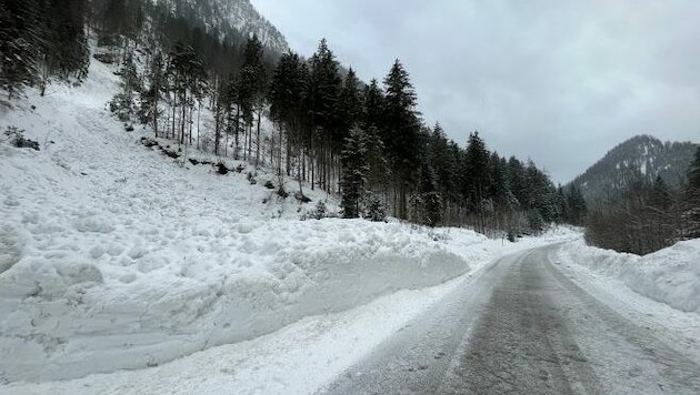 Die Ausläufer der gesprengten Lawine mussten von der Straße geräumt werden (Bild: Lawinenkommission Wildalpen)