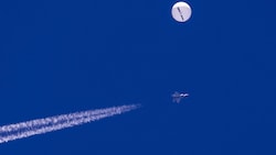 Der Ballon wurde von einer Rakete eines F-22-Kampfflugzeugs in der Nähe von Myrtle Beach getroffen. (Bild: AP)