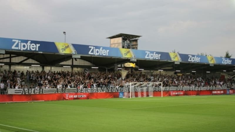 „Auch am Verbannungsort besteht die Liebe fort“ skandierten die Fans in Pasching. (Bild: Scharinger Daniel)