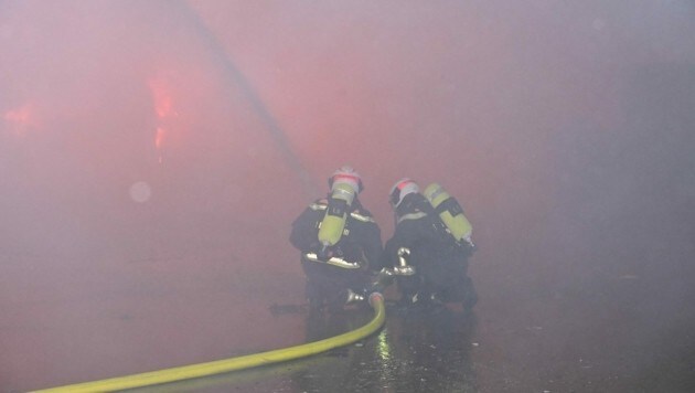 Los ayudantes lucharon contra las llamas, algunos con protección respiratoria.  (Imagen: Ciudad de Viena | Departamento de Bomberos)