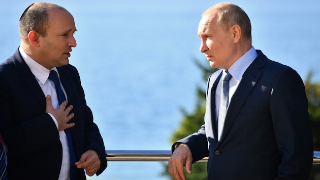Der russische Präsident Wladimir Putin (re.) und der damalige israelische Premierminister Naftali Bennett bei einem Treffen in Sotschi am 22. Oktober 2021 (Bild: APA/AFP/Sputnik/Yevgeny BIYATOV)
