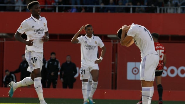 Die Real-Stars Aurélien Tchouaméni (li.), Rodrygo und Marco Asensio sind nach der Niederlage sichtlich enttäuscht. (Bild: Associated Press)