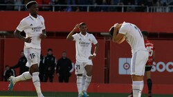 Die Real-Stars Aurélien Tchouaméni (li.), Rodrygo und Marco Asensio sind nach der Niederlage sichtlich enttäuscht. (Bild: Associated Press)