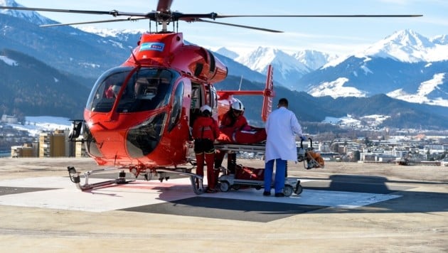 Mehr als ein Dutzend Rettungshubschrauber rettet verletzte Wintersportler (Bild: zeitungsfoto.at)