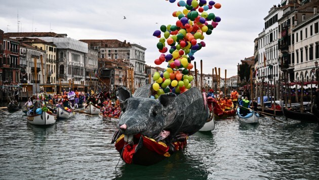 Die mythische „Pantegana“, das „Rattenboot“, ist eines der Symbole des Karnevals. (Bild: APA/Photo by Marco BERTORELLO/AFP)