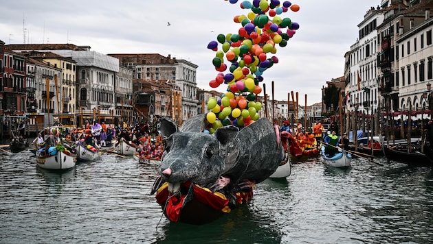 Die mythische „Pantegana“, das „Rattenboot“, ist eines der Symbole des Karnevals. (Bild: APA/Photo by Marco BERTORELLO/AFP)