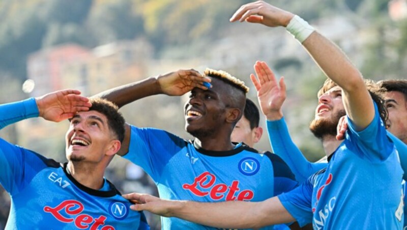 Goalgetter Victor Osimhen feiert, nach einem seiner zahlreich erzielten Tore, mit den Teamkollegen. (Bild: APA/AFP/Alberto PIZZOLI)