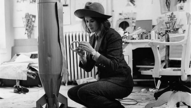 Kiki Kogelnik 1965 in ihrem Atelier in New York bei der Arbeit an einer ihrer Bomben-Skulpturen. (Bild: John Pratt / Kiki Kogelnik Foundation)