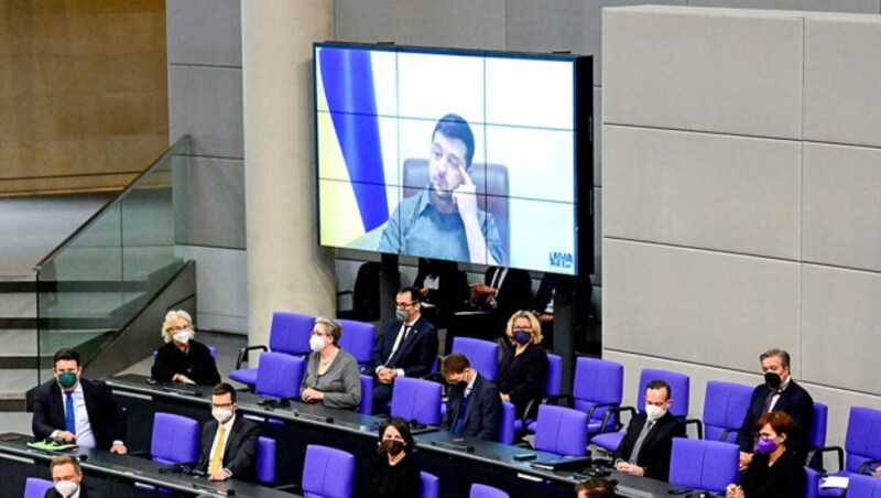 Präsident Selenskyj im deutschen Bundestag über Video zugeschaltet (Bild: APA/AFP/Tobias SCHWARZ)