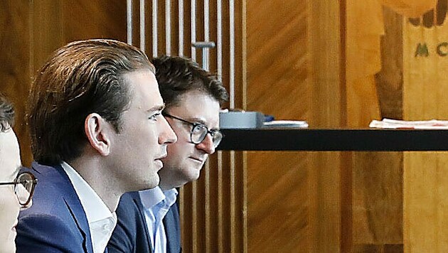 Der frühere Bundeskanzler Sebastian Kurz und sein Ex-Pressesprecher Etienne Berchtold auf einem Archivbild aus dem Jahr 2020 (Bild: APA/BKA/DRAGAN TATIC)