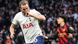 Harry Kane jubelt gegen Manchester City über sein Rekord-Tor für Tottenham. (Bild: APA/AFP/ADRIAN DENNIS)