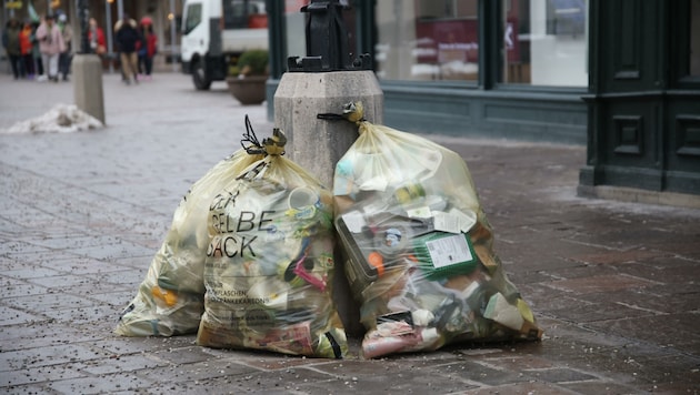 Müllsäcke prägen das Salzburger Altstadtbild wie hier am Residenzplatz. (Bild: Tröster Andreas)