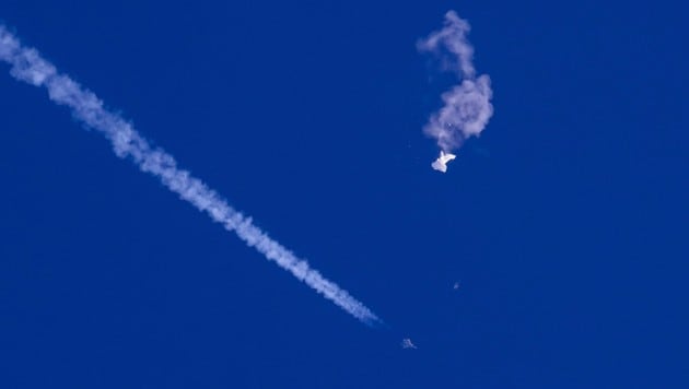 Der mutmaßliche Spionageballon wurde von einer F-22 mit einer Rakete abgeschossen. (Bild: AP)