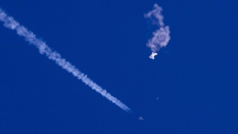 Der mutmaßliche Spionageballon wurde von einer F-22 mit einer Rakete abgeschossen. (Bild: AP)