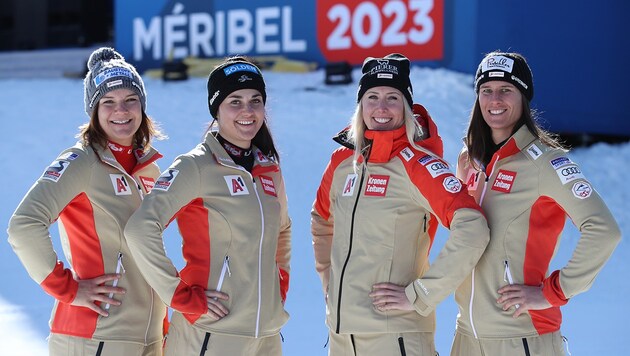 Ramona Siebenhofer, Franziska Gritsch, Cornelia Hütter und Ricarda Haaser (von li. nach re.) in der neuen Skibekleidung (Bild: GEPA)
