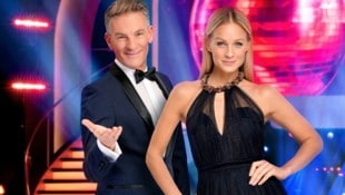 Andi Knoll und Mirjam Weichselbraun führen auch 2025 wieder durch „Dancing Stars“. (Bild: ORF)