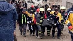 Noch während die Rettungsarbeiten im Gange waren, kam es in der Region zu einem weiteren, heftigen Erdstoß. (Bild: AP)