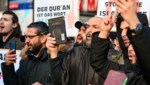 Radikale Islamisten in Hamburg: „Der Koran ist das Wort“. Dazu gestreckte Zeigefinger, die für den „einen Gott“ stehen sollen - eine bei Salafisten und Dschihadisten beliebte Geste. (Bild: Jonas Walzberg / dpa / picturedesk.com)