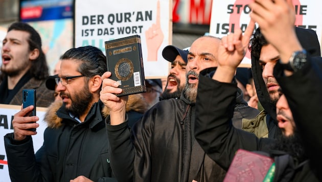 Radikale Islamisten in Hamburg: „Der Koran ist das Wort“. Dazu gestreckte Zeigefinger, die für den „einen Gott“ stehen sollen - eine bei Salafisten und Dschihadisten beliebte Geste. (Bild: Jonas Walzberg / dpa / picturedesk.com)