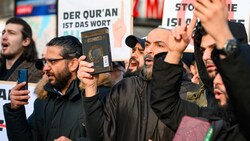 Radikale Islamisten in Hamburg: „Der Koran ist das Wort“. Dazu gestreckte Zeigefinger, die für den „einen Gott“ stehen sollen - eine bei Salafisten und Dschihadisten beliebte Geste. (Bild: Jonas Walzberg / dpa / picturedesk.com)