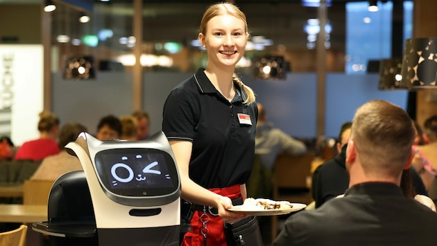 Der Servier-Roboter namens „Lutzi“ soll die Mitarbeiter entlasten. (Bild: XXXLutz)