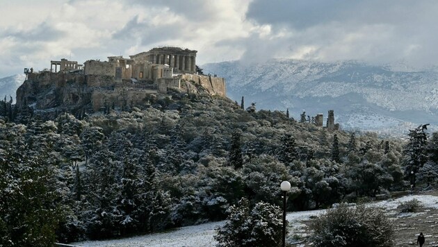 Die schneebedeckte Akropolis in Athen (Bild: Louisa Gouliamaki/AFP)
