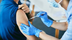 Die Kosten für die empfohlene Impfung gegen Gürtelrose wollte die ÖGK anfangs nicht übernehmen (Symbolbild). (Bild: Drazen - stock.adobe.com)