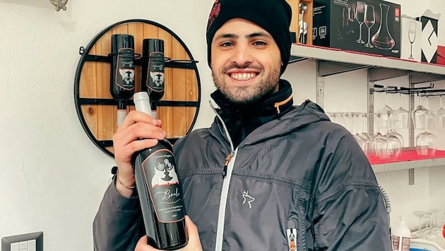 Mattia Muggittu ist stolz auf seinen Wein mit den Ochsen (Bild: zVg)