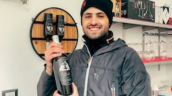 Mattia Muggittu ist stolz auf seinen Wein mit den Ochsen (Bild: zVg)