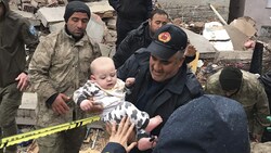 Dieses Baby konnte aus einem zerstörten Gebäude in Malatya, Türkei, gerettet werden. (Bild: DIA Images)