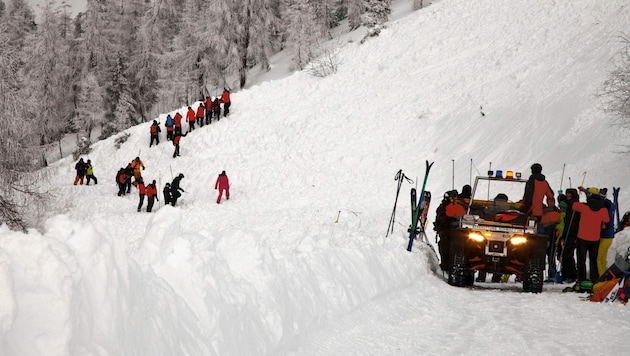 Die Bergretter stießen am Wochenende an ihre Leistungsgrenzen. Sie fordern weiter Zurückhaltung von den Wintersportlern. (Bild: zoom.tirol)