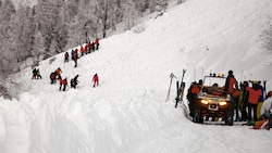 Die Bergretter stießen am Wochenende an ihre Leistungsgrenzen. Sie fordern weiter Zurückhaltung von den Wintersportlern. (Bild: zoom.tirol)