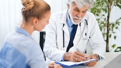 Immense Erfahrung älterer Ärzte soll erhalten bleiben. (Bild: stock.adobe.com)