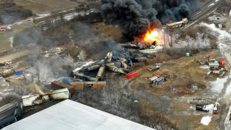 Tagelang brannten die Waggons, es herrschte hohe Vergiftungs- und Explosionsgefahr. (Bild: AP)