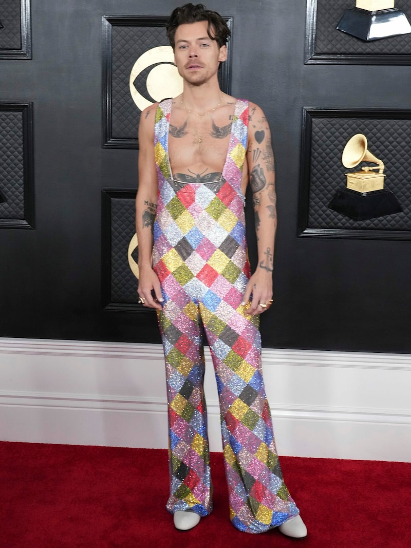 Ebenfalls ein Hingucker: Harry Styles in einem kunterbunten Jumpsuit von Egonlab. (Bild: APA/Jordan Strauss/Invision/AP)