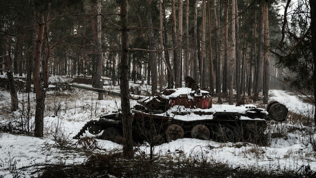 Ein verlassener Kampfpanzer in der Region Donezk (Bild: AFP)