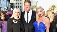 David Hasselhoff mit seinen Töchtern Hayley (links) und Taylor (Bild: APA/Frazer Harrison/Getty Images/AFP )