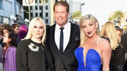 David Hasselhoff mit seinen Töchtern Hayley (links) und Taylor (Bild: APA/Frazer Harrison/Getty Images/AFP )