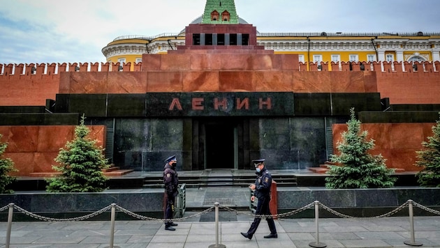Die letzte Ruhestätte von Lenin in Moskau wird streng bewacht. (Bild: APA/AFP/Yuri KADOBNOV)